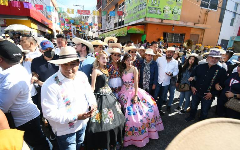 Cinco kilómetros de fiesta y algarabía en el paseo del Pendón - El Sol de  Acapulco